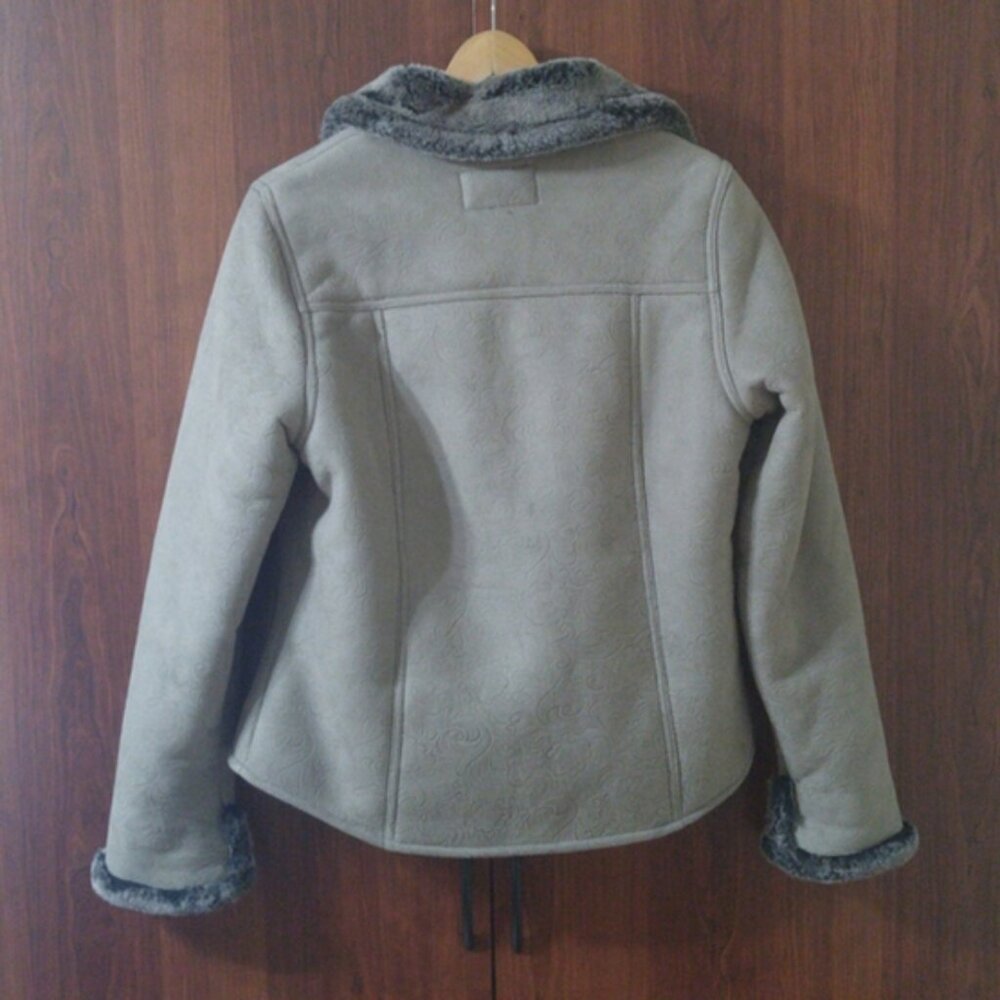 Taupe/gray faux shearling jacket size small - Picture 5 of 8